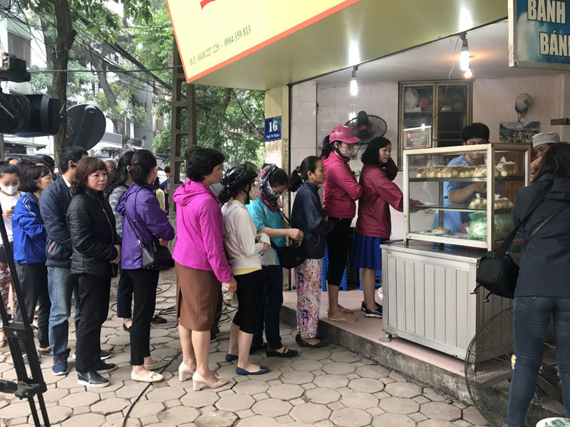 Xếp hàng mua bánh trôi: 1 giờ đồng hồ bán cả ngàn đĩa