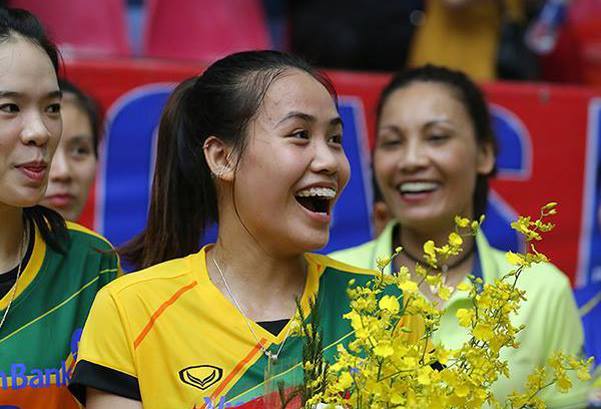 Chân dài bóng chuyền tươi như hoa vì được