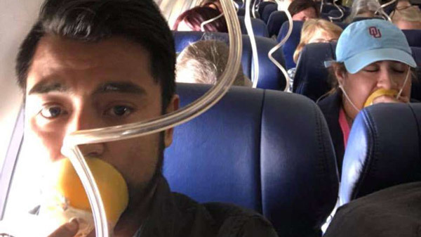 Máy bay chở hơn trăm khách nổ động cơ giữa trời, một người thiệt mạng