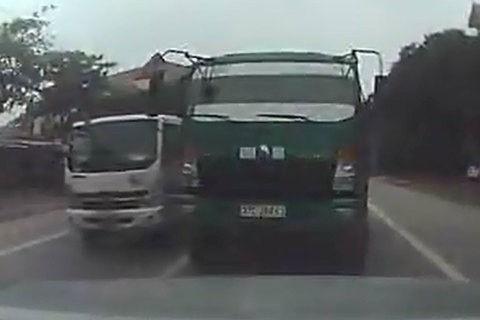 Chạy lấn làn, tài xế ô tô còn bỏ xe giữa đường gây bức xúc