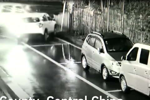 Nữ tài xế say lái xe đâm điên loạn trong bãi đỗ ô tô