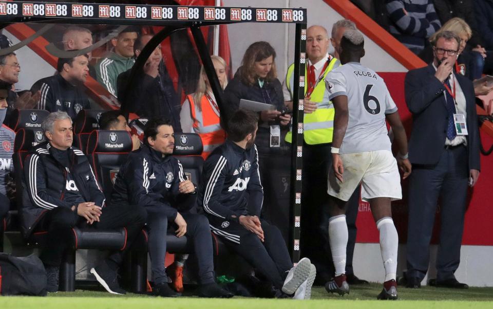 Bị thay ra, Pogba không thèm nhìn mặt Mourinho