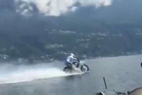 Người mạo hiểm lái moto trên mặt hồ rộng 5km lập kỷ lục thế giới