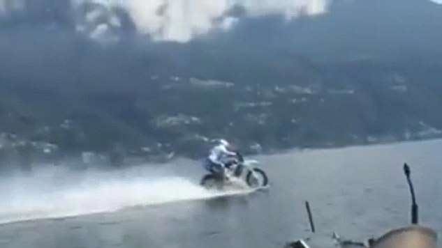 Xem người mạo hiểm lái xe máy trên mặt hồ lập kỷ lục thế giới