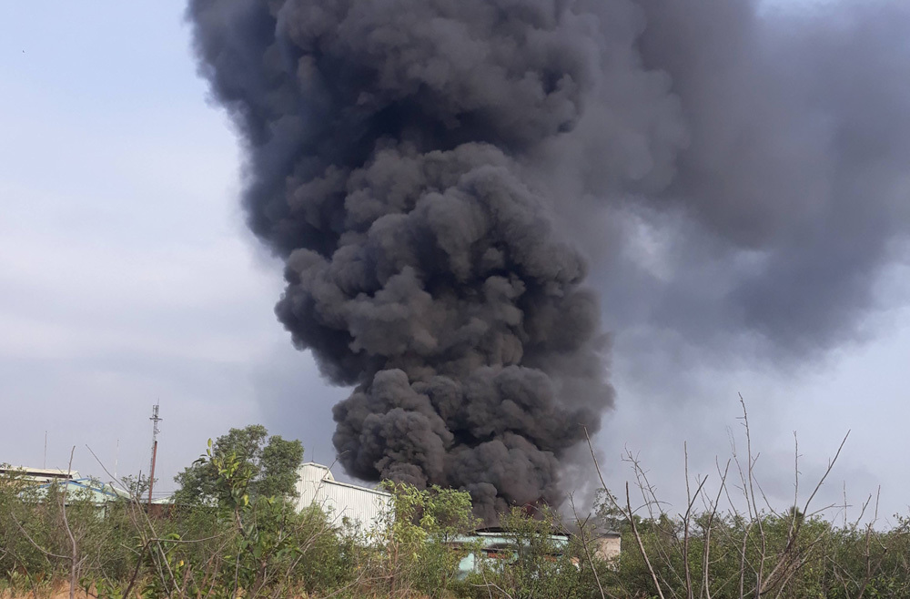 Hàng trăm công nhân tháo chạy khi xưởng nhựa bốc cháy