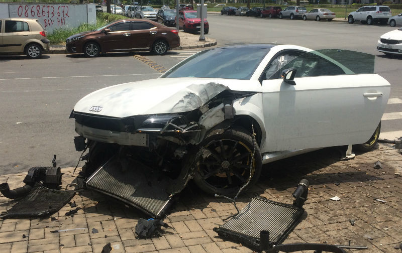 Tránh xe máy, ô tô Audi “nát đầu” ở khu nhà giàu Sài Gòn