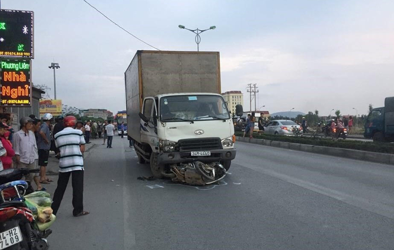 Tai nạn liên hoàn, người đàn ông bị xe tải cán lìa đầu