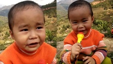 Em bé trên đồi hát nhạc bolero khiến người nghe thích thú