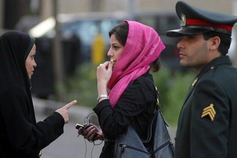 Cảnh sát đạo đức Iran đánh phụ nữ
