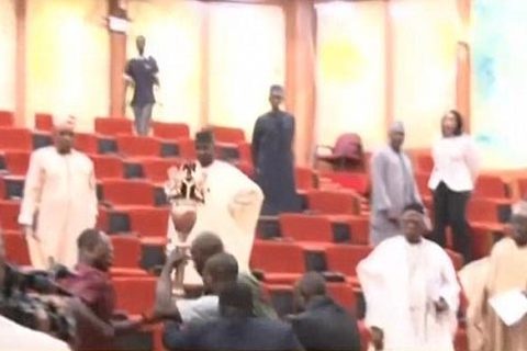 Đạo chích táo tợn cuỗm quyền trượng của Thượng viện Nigieria