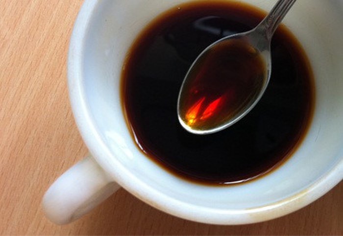 Cà phê thật có màu cánh gián, không phải màu đen kịt.