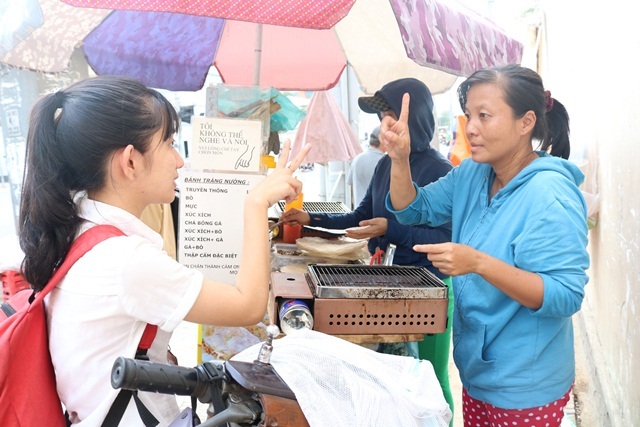 Điều đặc biệt phía sau xe bánh tráng 'Tôi không thể nghe và nói'