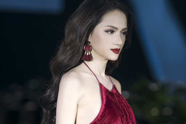 Hương Giang Idol cực sexy làm vedette show thời trang
