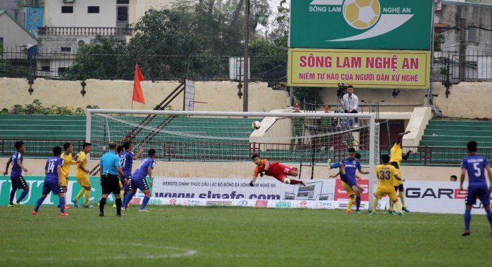 SLNA và B.Bình Dương cưa điểm trong trận cầu tranh cãi