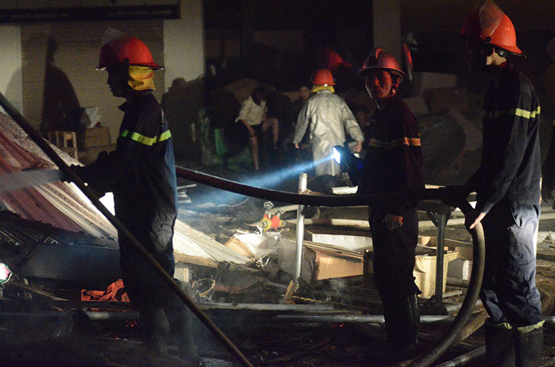 Hà Nội: Nhà xưởng hàng trăm m2 cháy ngùn ngụt trong đêm