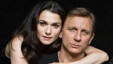 Vợ mỹ nhân của 'James Bond' mang bầu ở tuổi 48