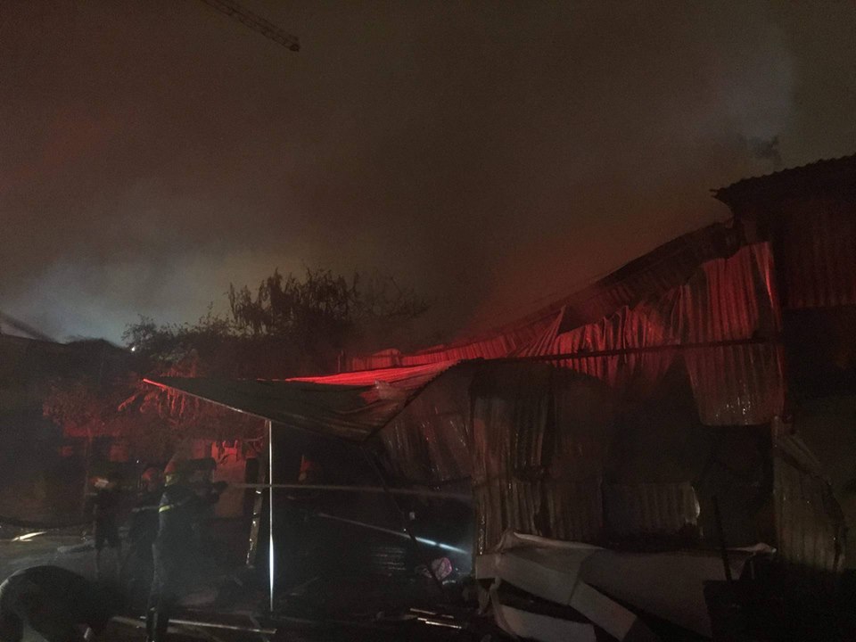 Hà Nội: Nhà xưởng hàng trăm m2 cháy ngùn ngụt trong đêm