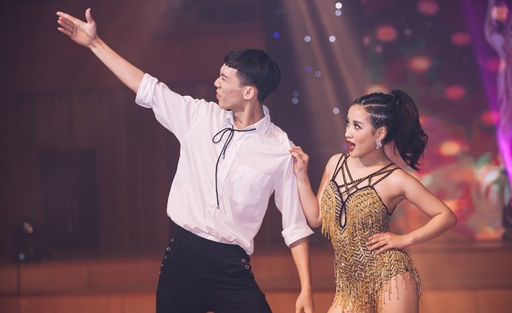 Nữ sinh Nhạc viện khoe tài năng, duyên dáng