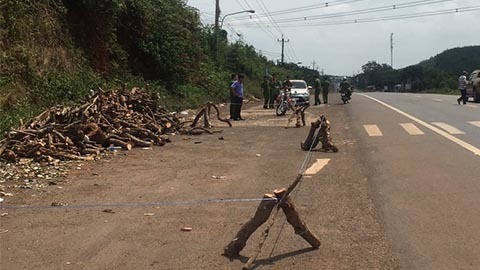 Than 'khổ quá...', con đánh mẹ đến chết