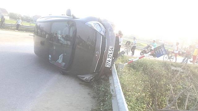 Ô tô đối đầu xe máy điện, 1 học sinh tử vong