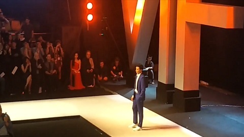 Thủ môn Bùi Tiến Dũng catwalk ấn tượng trên sàn runway