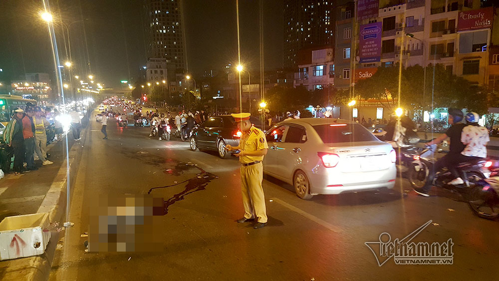 Tai nạn chết người, cầu vượt Ngã Tư Sở ùn tắc trong đêm