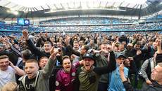 Chùm ảnh CĐV Man City "đại náo" Etihad ăn mừng chức vô địch