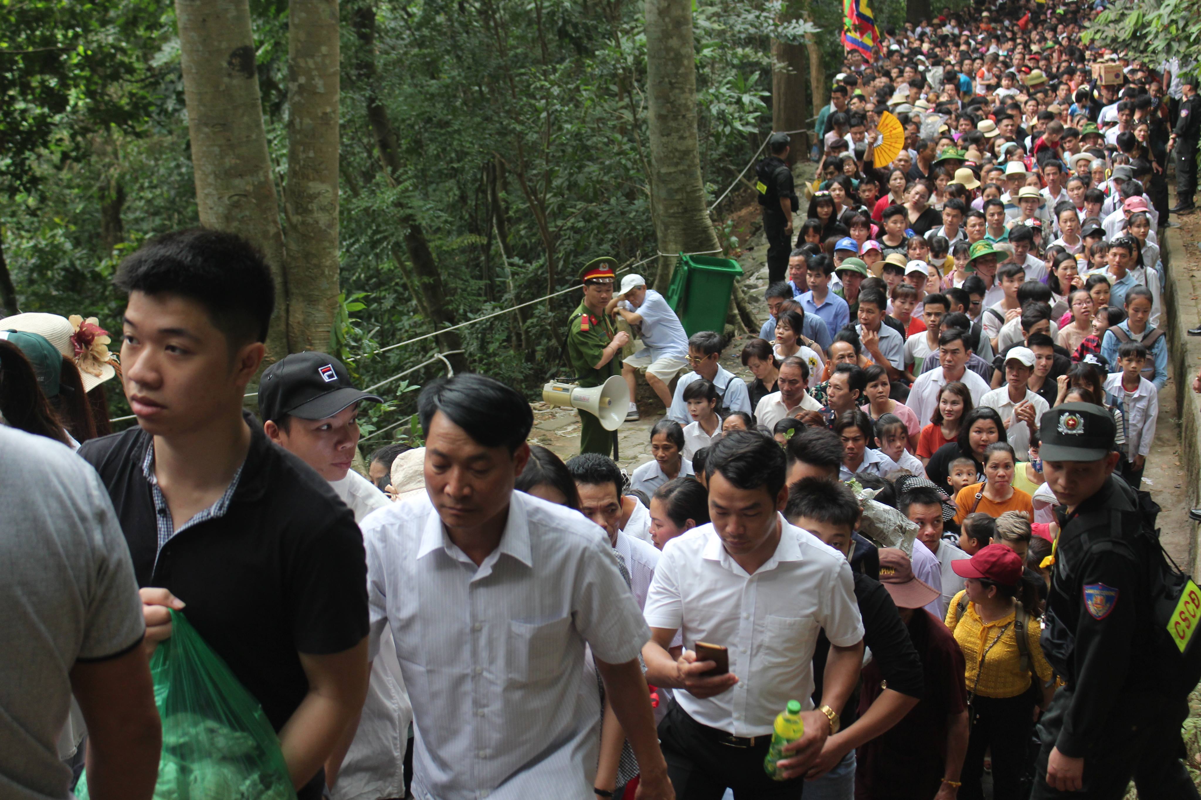 Chưa chính hội, cả triệu du khách đã ùn ùn đổ về đền Hùng