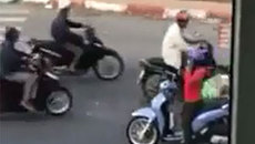 Nữ 'ninja' chạy ngược chiều, dừng xe giữa đường nghe điện thoại