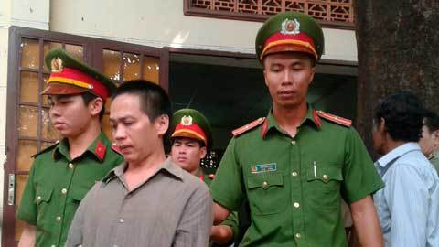 ‘Yêu râu xanh’ hại đời bé gái 5 tuổi trong nhà vệ sinh