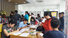 Sợ bị khóa SIM, người dân đổ xô đăng ký thông tin thuê bao