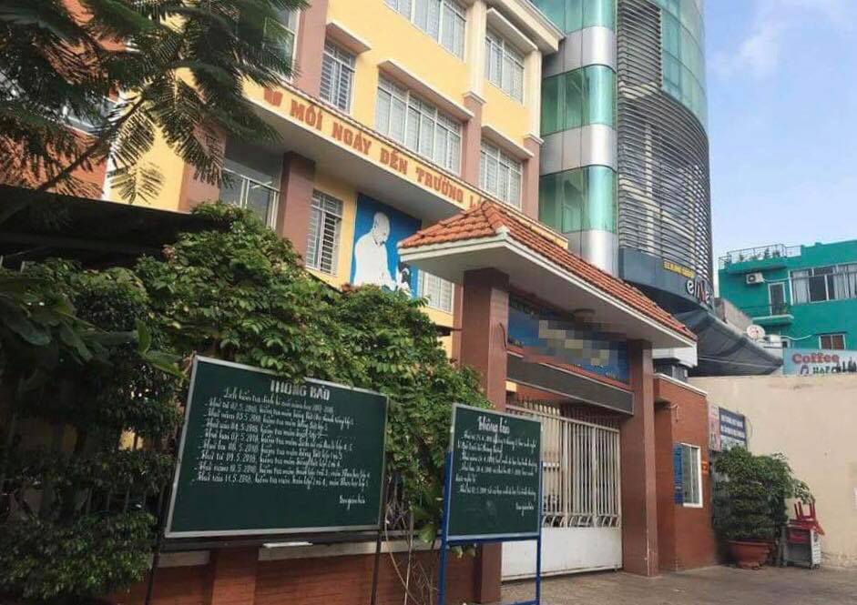 Kiểm điểm trước hội đồng và xét thi đua cô giáo dọa học sinh ngậm dép