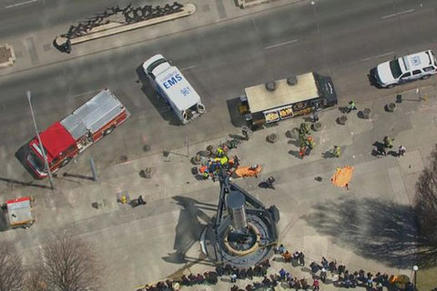 Kinh hãi hình ảnh xe điên tông chết nhiều người ở Canada