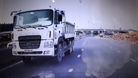 Xe tải chạy ngược chiều băng băng trên đường ở Thanh Hóa