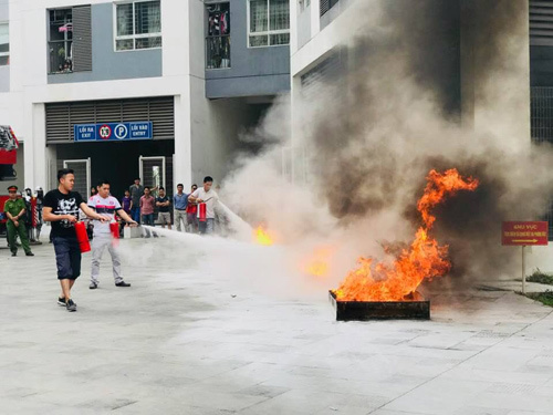 Cư dân Hồng Hà Eco City tập luyện phòng cháy chữa cháy