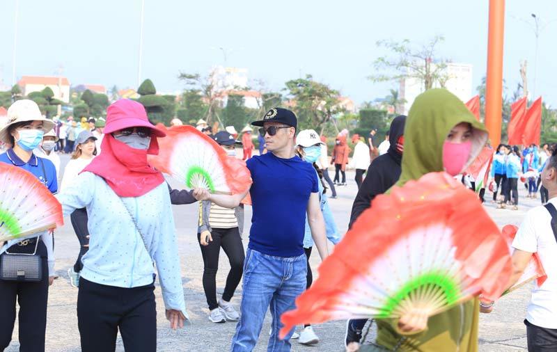 “Chúng mày làm gì mà như giặc ấy?”