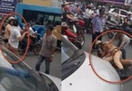 Hà Nội: Cảnh sát giao thông quật ngã lái xe taxi giữa phố