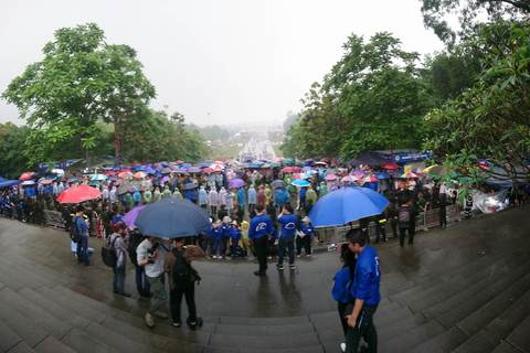 Hàng nghìn người chờ dâng hương Đền Hùng