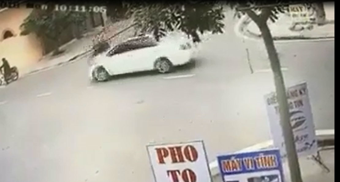 Cú tăng ga giữa ngã tư đường khiến xe máy phải nhận hậu quả