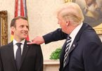 Cử chỉ 'thân thương' ông Trump dành cho Tổng thống Pháp