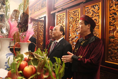 Thủ tướng dâng hương đền Hùng