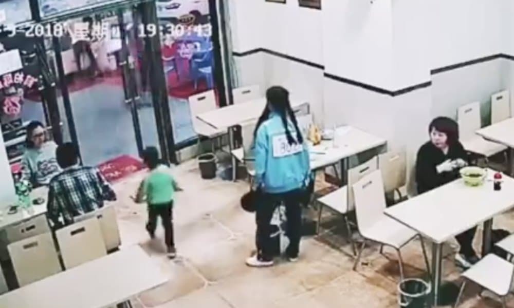 Clip bà bầu ngáng chân bé 4 tuổi gây bức xúc