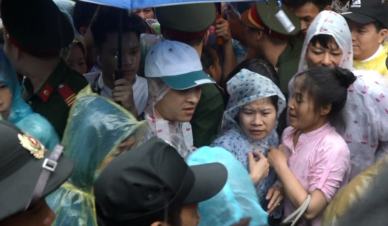 dòng người đội mưa đền Hùng