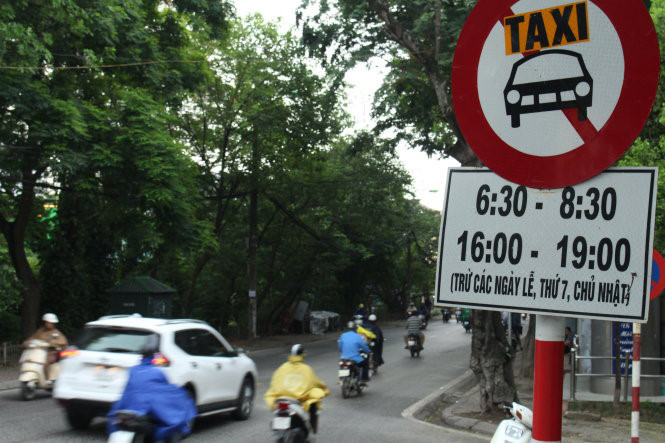 Hà Nội quyết không gỡ biển cấm taxi trên 11 tuyến phố