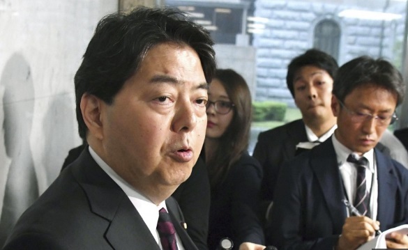 Bộ trưởng Nhật xin lỗi vì dùng xe công đi tập yoga