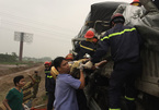 Tai nạn cao tốc Pháp Vân: Lính cứu hỏa cắt cửa xe đưa thi thể mắc kẹt ra ngoài