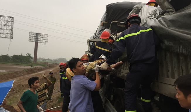 Tai nạn cao tốc Pháp Vân: Lính cứu hỏa cắt cửa xe đưa thi thể mắc kẹt ra ngoài