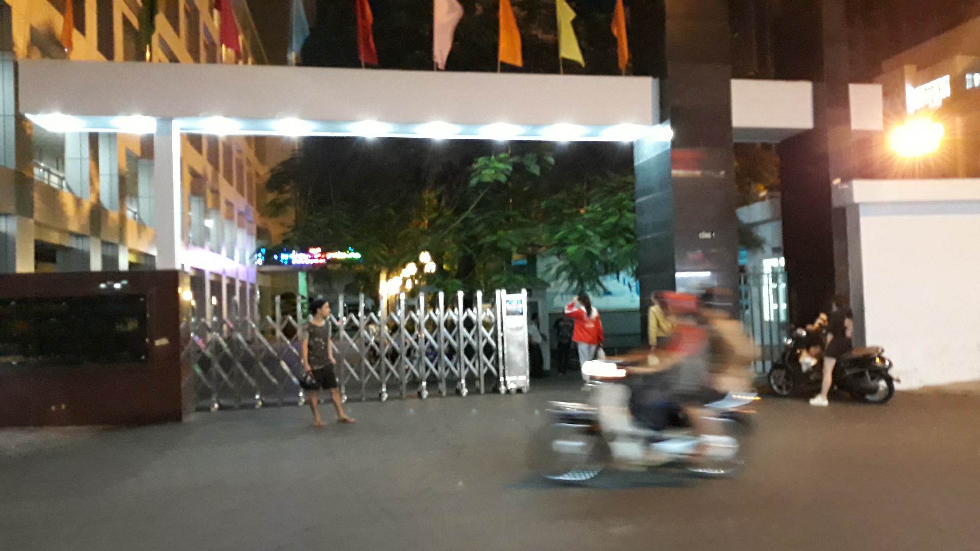 Người phụ nữ tàn tật chết trong trường đại học ở Sài Gòn