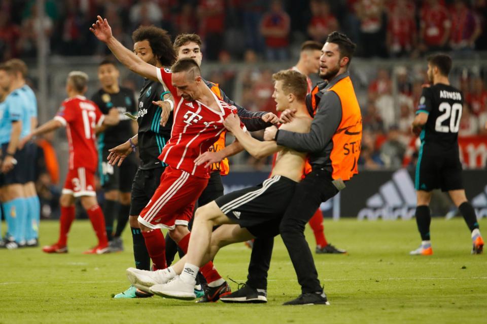 Fan cuồng lao vào sân xé áo, tụt quần Ronaldo và Ribery