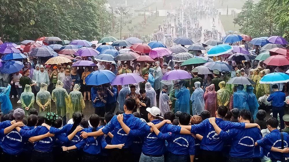 Vạn người dầm mưa cuồn cuộn đổ về đền Hùng